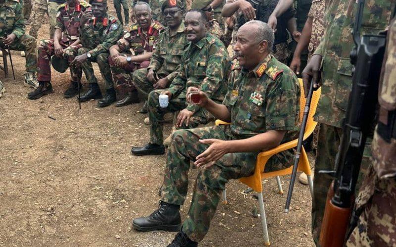 وصل صباح اليوم .. البرهان يتفقد الخطوط الأمامية للجيش بسنار