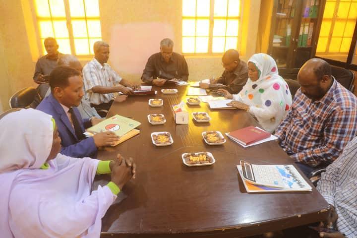 والى القضارف يتفقد سير العمل بهيئة الزراعة الآلية بالولاية