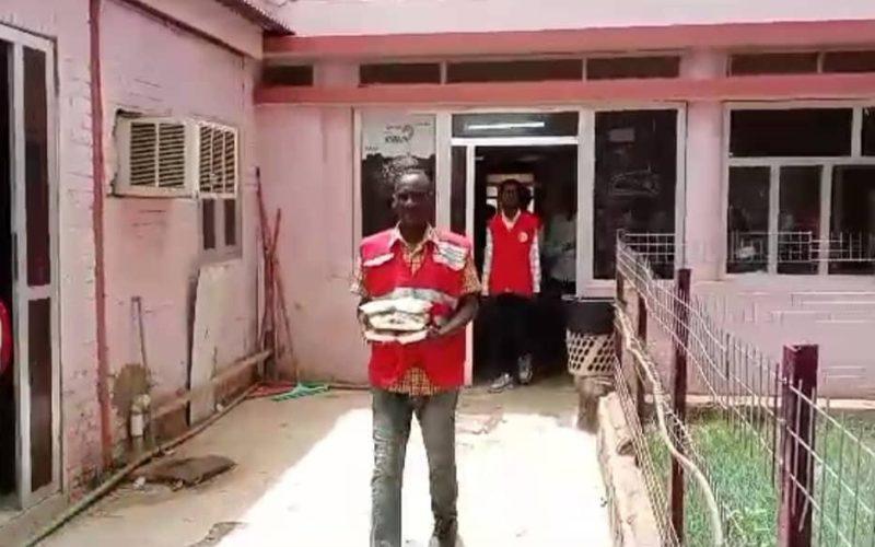 الهلال الأحمر بولاية الخرطوم يقوم بتوزيع الهدايا لاطفال مستشفى البلك