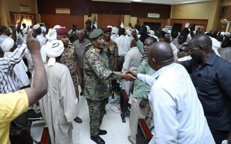 رئيس مجلس السيادة القائد العام للقوات المسلحة يلتقي مكونات مجتمع غرب كردفان ويتسلم منهم وثيقة عهد وميثاق