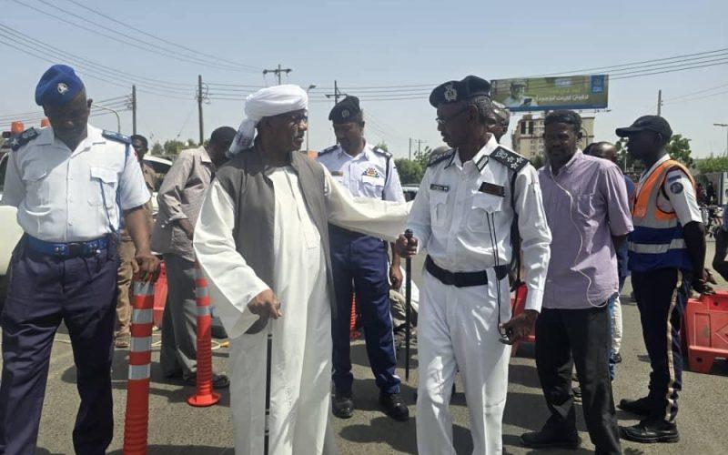 بحضور والي ولاية البحر الأحمر..شرطة المرور بالولاية تدشن خطة السلامة المرورية بالتقاطعات الرئيسية والموقف العام