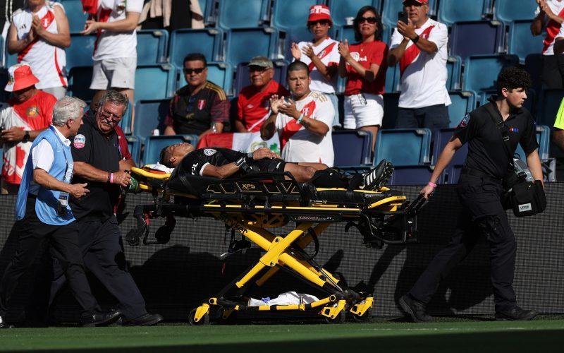 خروج حكم مساعد سقط في مباراة بكوبا أميركا من المشفى