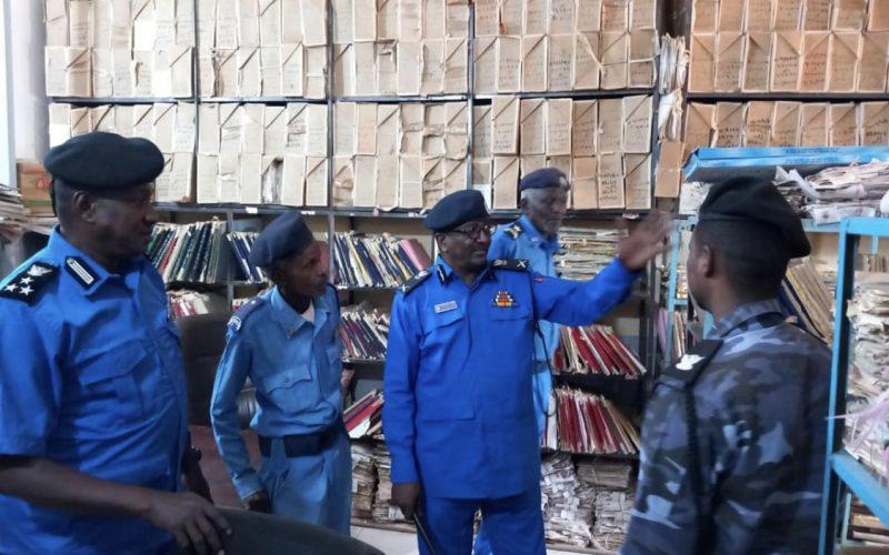 مدير شرطة ولاية الجزيرة المكلف يتفقد سير العمل بادارتي الجوازات والسجل المدني بالولاية