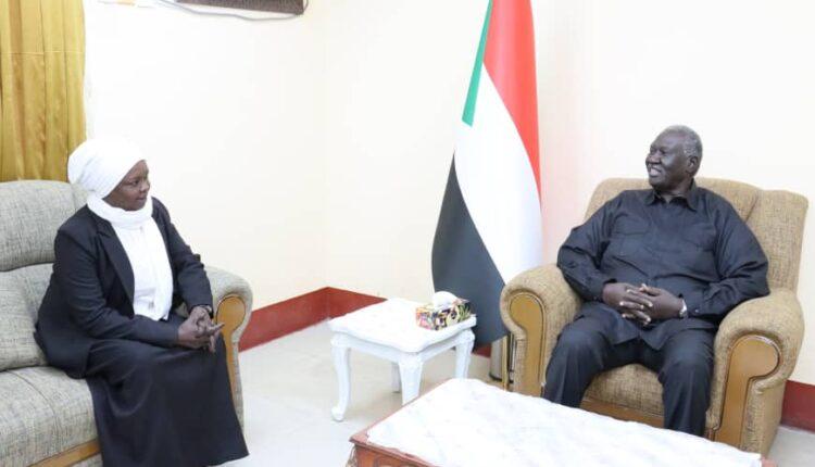 عقار يبحث إخلاء المدارس من النازحين بالنيل الأزرق 