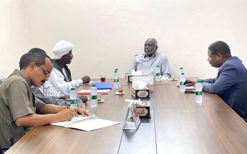 وزير المالية يتعهد بحل مشاكل مياه منطقة “هبيب” بولاية كسلا