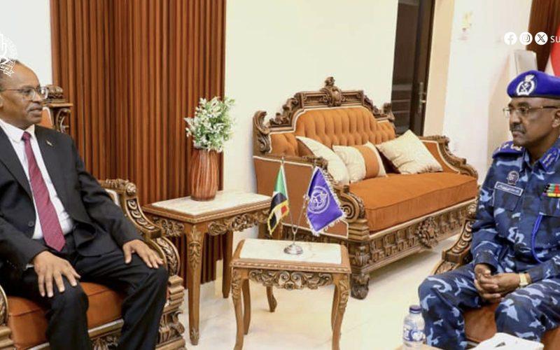 مدير عام الشرطة يتعهد بتوفير خدمات الأوراق الثبوتية للجالية بدولة جنوب السودان