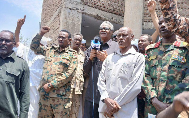 والي القضارف يخاطب حشدا من المستنفرين