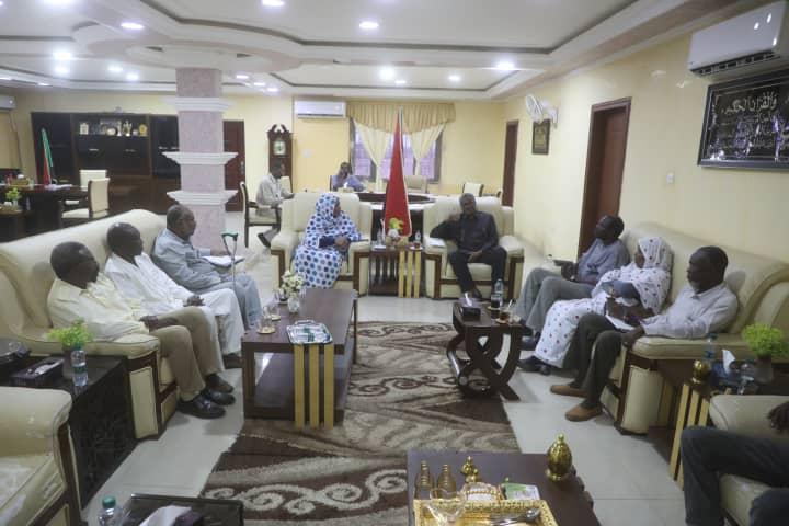 والي القضارف يبحث الترتيبات الخاصة بايواء المتأثرين باحداث سنار