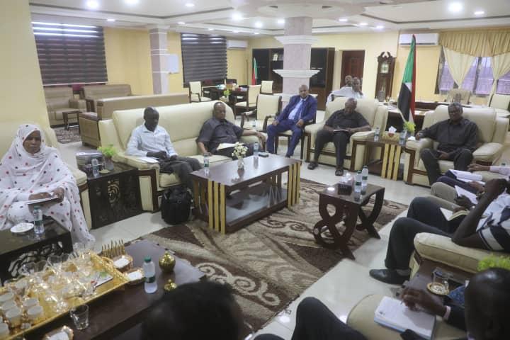 حكومة القضارف تدعو المنظمات الاممية والدولية للتدخل الفورى لتوفير اﻻيواء للنازحين