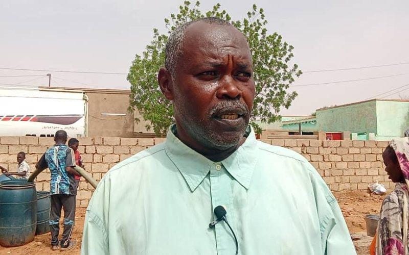 مبادرة بالأبيض توزع مياه شرب بمراكز الإيواء