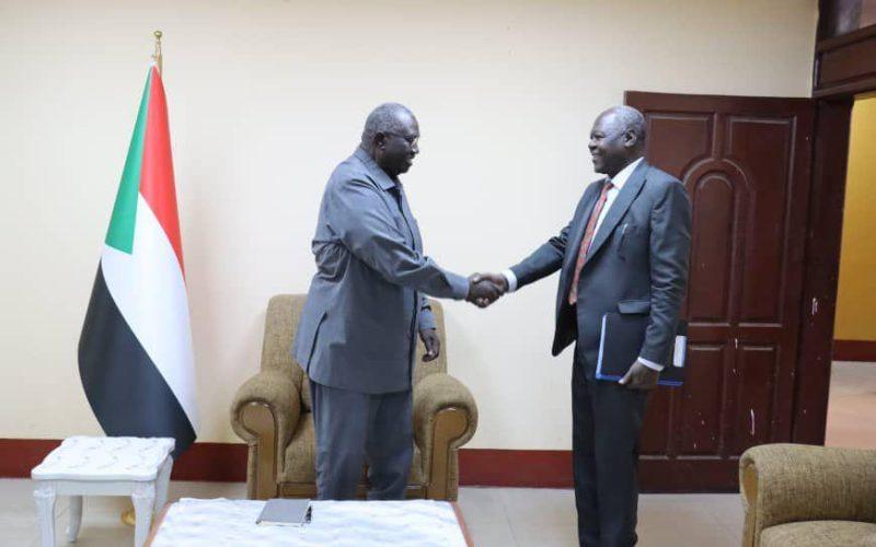 عقار يطلع علي أداء وزارة الثقافة والإعلام وخطتها للمرحلة المقبلة