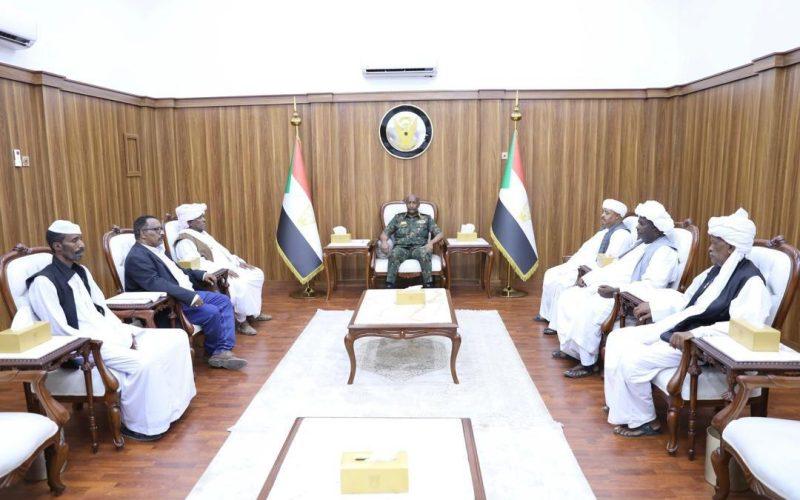 رئيس مجلس السيادة الإنتقالي يلتقي وفد قبيلة البشاريين