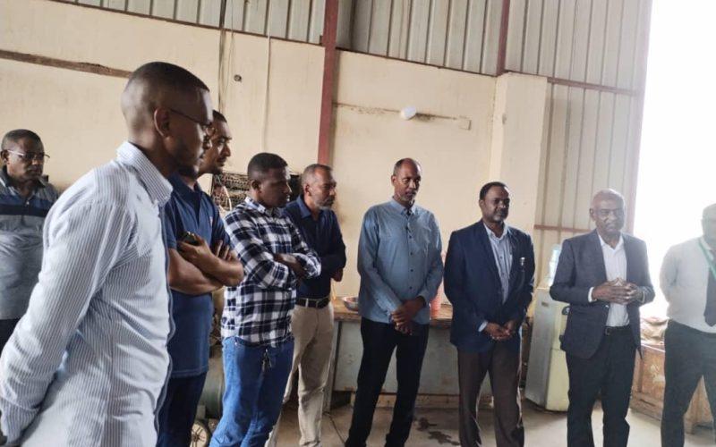 أمين مجلس الأدوية يقوم يزور مستودع سودانير بمطار بورتسودان