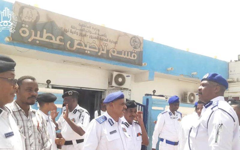 مدير المرور يقف على تقديم الخدمات المرورية بنهر النيل