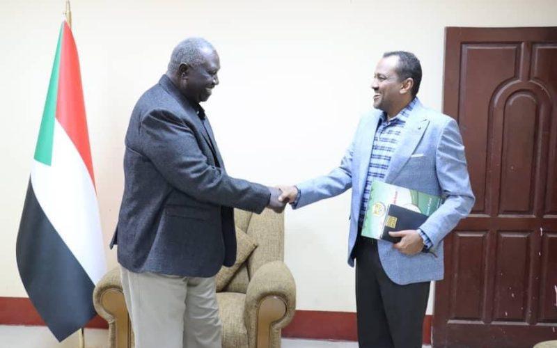 نائب رئيس مجلس السيادة يلتقي المدير العام للصندوق القومي للتأمين الصحي