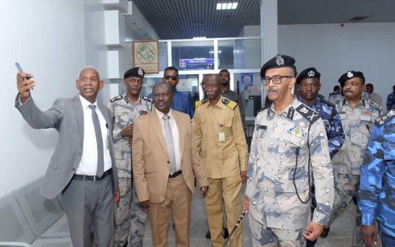 وزير الداخلية المكلف يتفقد سير العمل بمطار بورتسودان