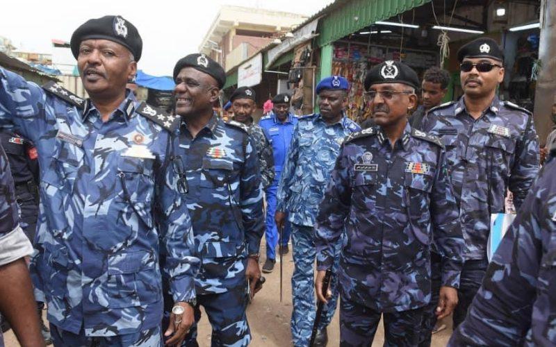 مدير عام قوات الشرطة يتفقد سوق القضارف