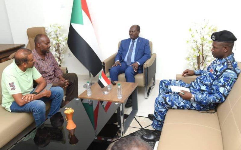 وزير الداخلية يلتقى تنويراً من وفد المقاومة الشعبية بنهرالنيل