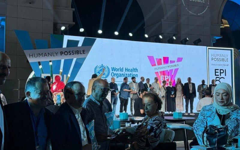 منظمة الصحة العالمية تمنح درع الانجاز لبرنامج التحصين في السودان