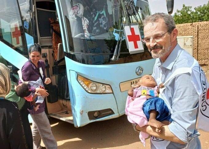 الصليب الأحمر يساهم في التواصل بين 20 ألف أسرة سودانية شتت شملهم الحرب