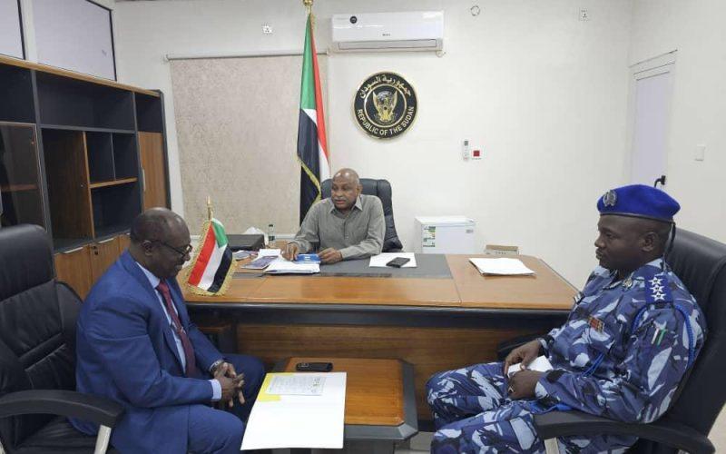 رئيس مجلس الوزراء المكلف يطلع على مجمل الأوضاع بوزارة الداخلية