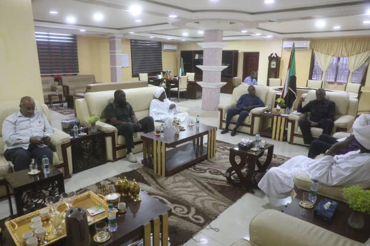 والي القضارف يلتقي اللجنة العليا للمقاومة الشعبية المسلحة بالولاية