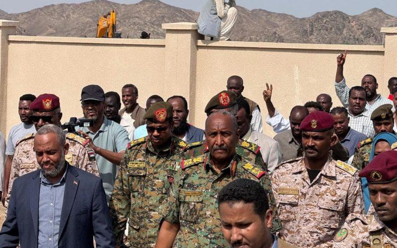 البرهان يتفقد المتأثرين بالسيول والأمطار بولاية البحر الاحمر