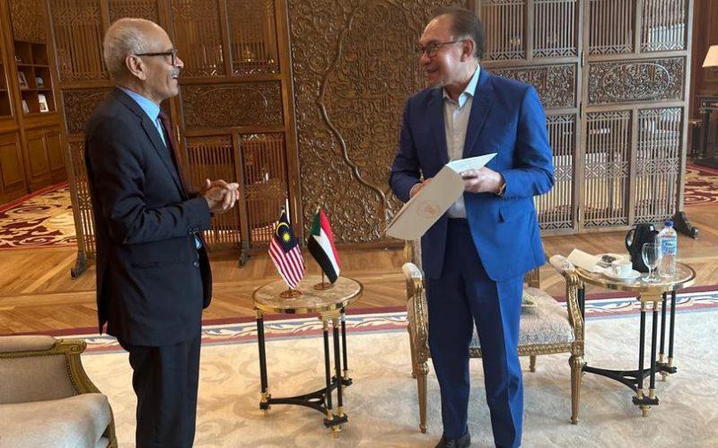 وزير الخارجية السوداني يناقش مع رئيس الوزراء الماليزي علاقات البلدين