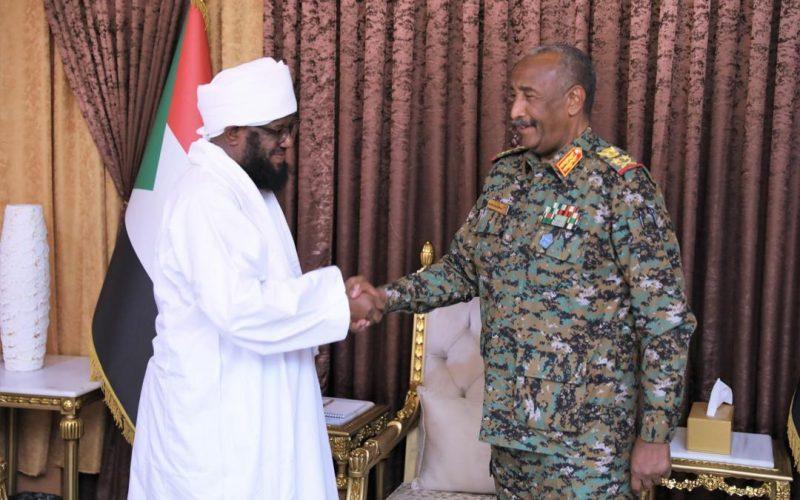 البرهان يلتقي وفد من العلماء والدعاة