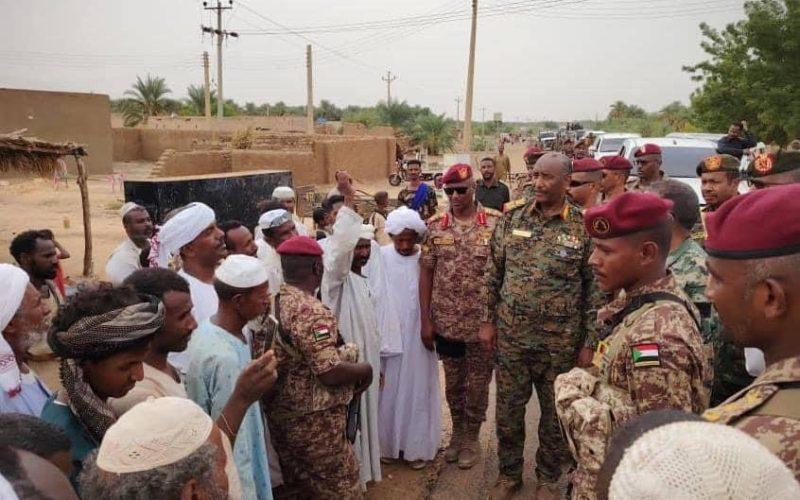 البرهان يتفقد المتأثرين بالسيول والأمطار بالولاية الشمالية