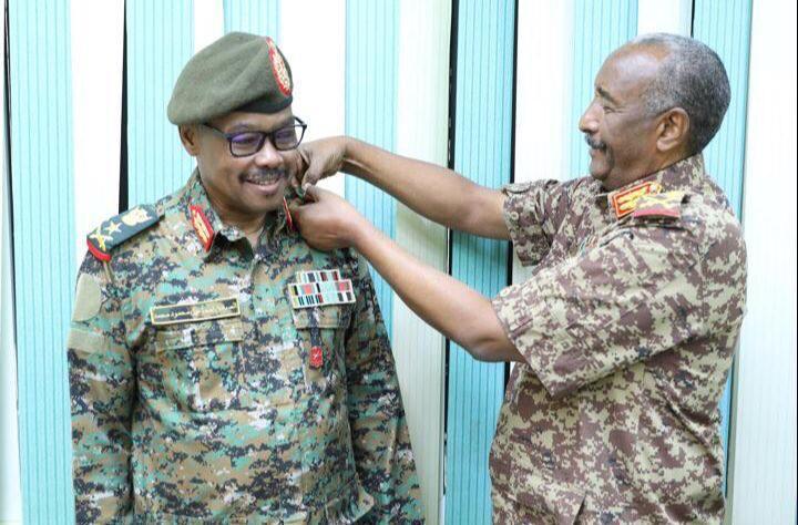 البرهان يرقي مبعوثه الخاص إلى رتبة مدير (الفريق) على كتفي