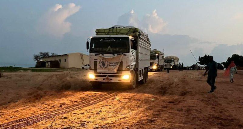 وصول قافلة برنامج الغذاء العالمي إلى مدينة الجنينة عبر معبر ادري