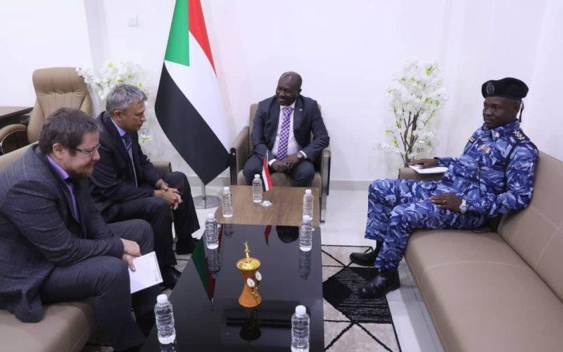 وزير الداخلية المكلف يلتقى بمكتبه سفير روسيا لدى السودان