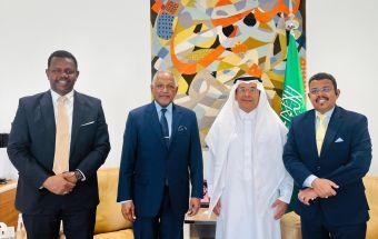 السفير دفع الله الحاج يناقش مع وزير الخارجية السعودي علاقات البلدين