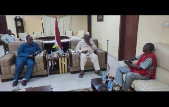 نائب والي القضارف يناقش مع الهلال الأحمر أنشطة وبرامج الجمعية للنازحين