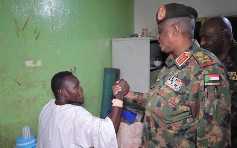 العطا يتفقد جرحي العمليات بمستشفى بمستشفى السلاح الطبي بأمدرمان