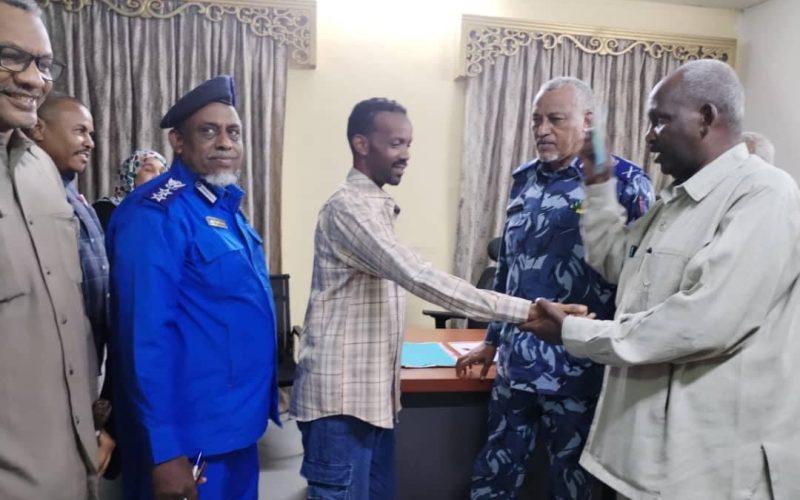 شرطى يعيد مبلغ  ثمانية ألف دولار لصاحبها