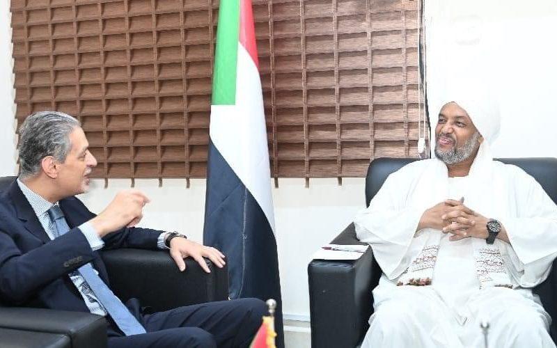 وزير الصحة يطالب القاهرة بإكمال إجراءات الكوادر الطبية للحصول على الزمالة المصرية