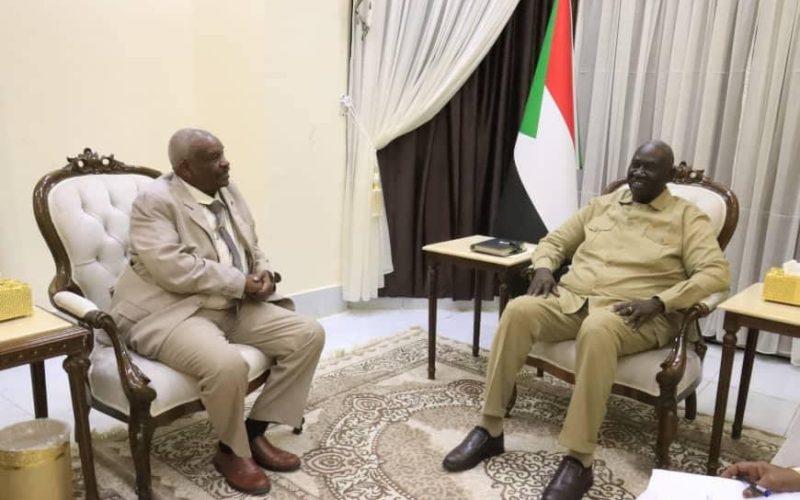 عقار يطلع على آداء وزارة العمل والإصلاح الإداري