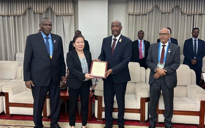 البرهان يكرم العاملين في السفارة السودانية