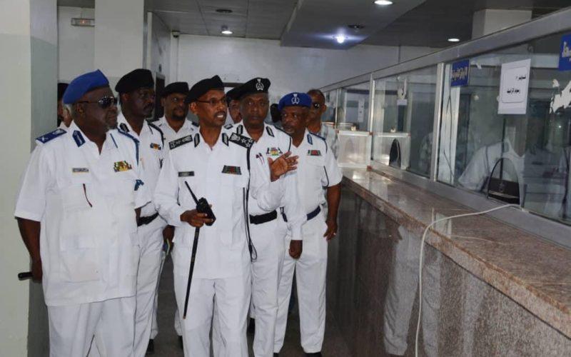 مدير المرور يقف على إجراءات ترخيص السيارات بولاية البحر الأحمر