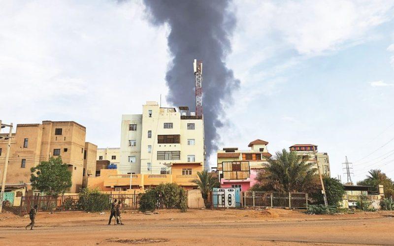 اشتباكات في الخرطوم والجيش يسيطر على معسكر للدعم