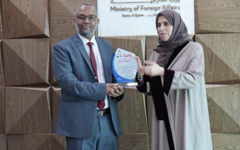 وزير الصحة الإتحادي يلتقي بوزير التعاون القطري لولوة الخاطر.