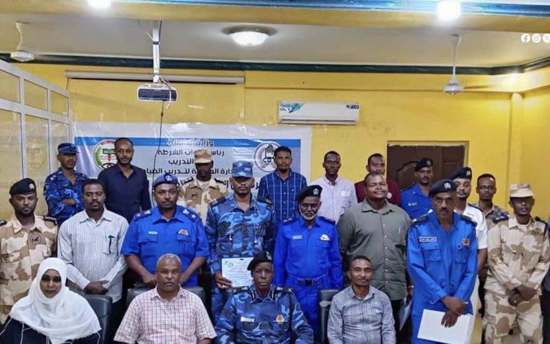 مدير الإدارة العامة لتدريب الضباط يشرف تخريج دورة الكشف عن المتفحرات والعبوات الناسفة بمدينة عطبرة