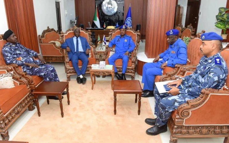 المدير العام لقوات الشرطة يلتقى والى ولاية وسط دارفور المكلف