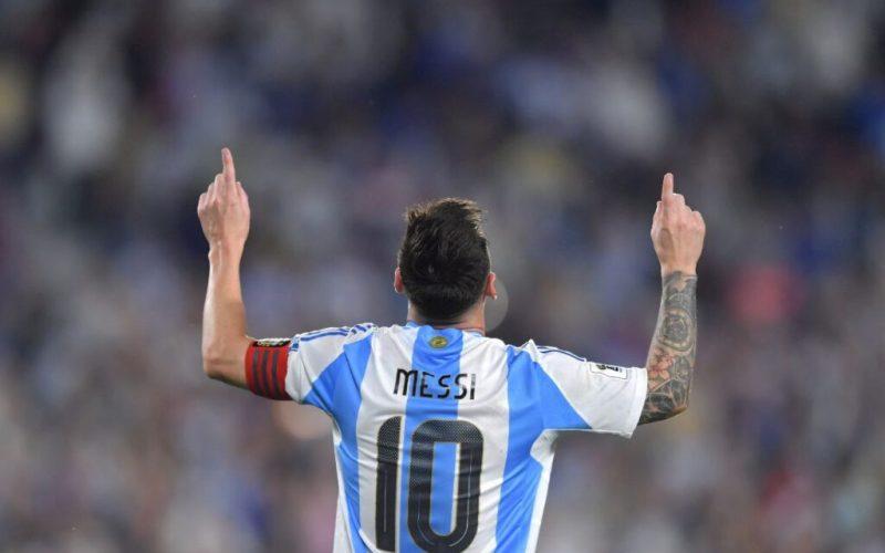 ميسي يعود ويقود الأرجنتين لفوز عريض
