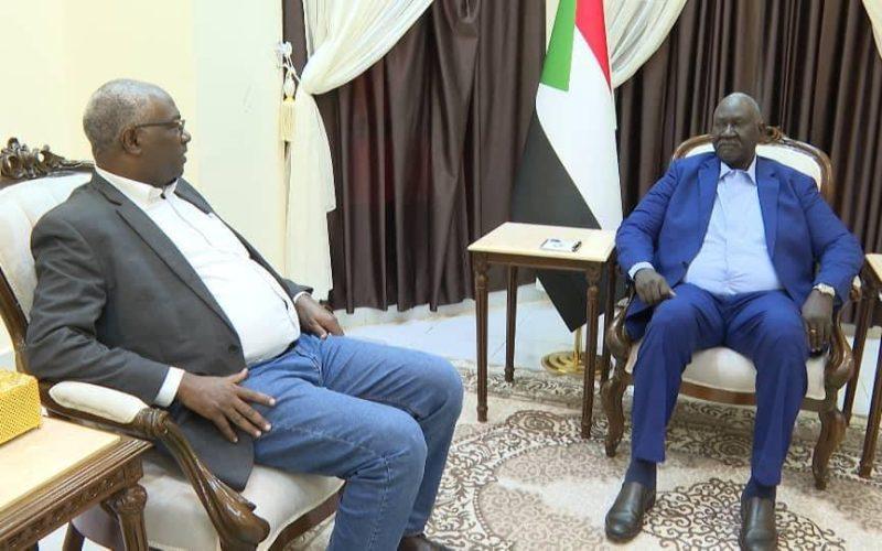 عقار يناقش مدير وحدة تنفيذ السدود مياه القضارف