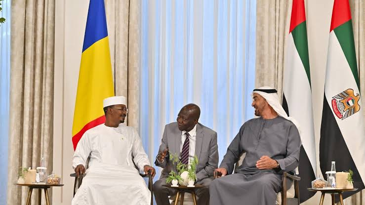 التقى حمدوك و القوني (اليوم التالي ) تكشف تفاصيل لقاءات الرئيس ديبي بالإمارات