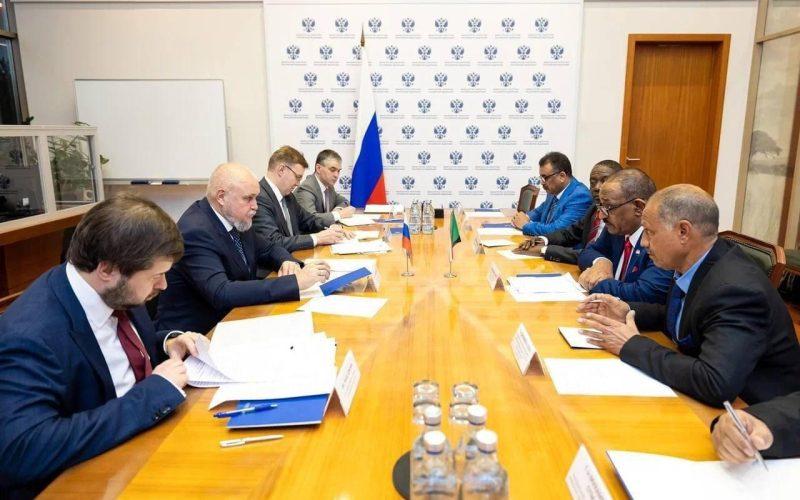 وزير الطاقة والنفط يلتقي نظيره الروسي بموسكو