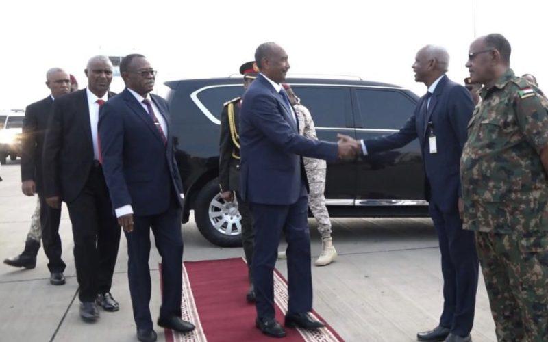 للمشاركة في القمة العربية والإسلامية.. البرهان يتوجه إلى الرياض